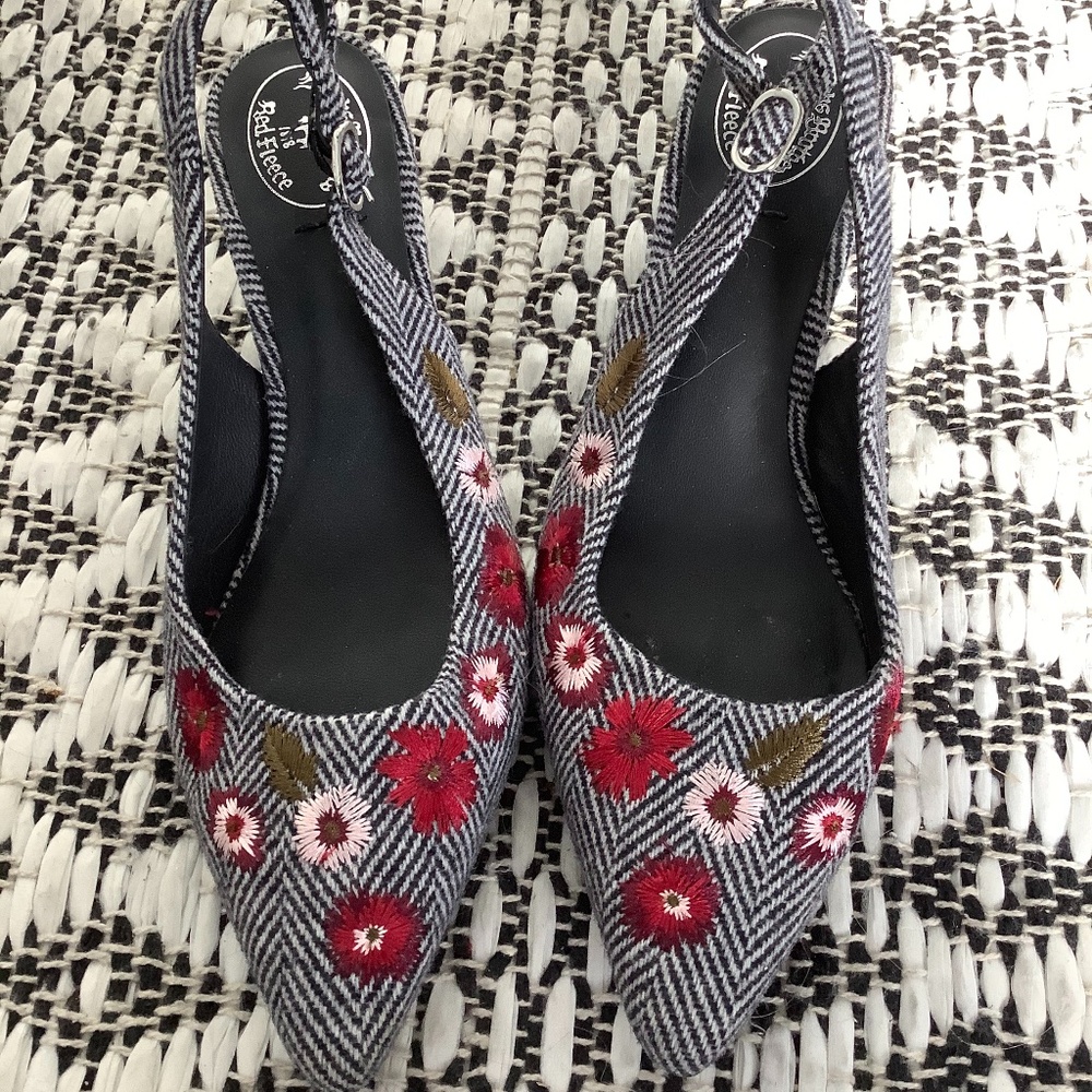 Brooks Brothers embroidered heels 6.5